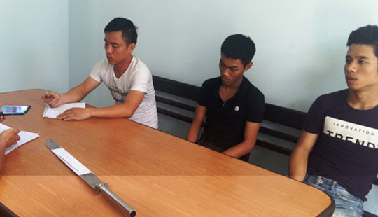 Bắt nhóm thanh niên đuổi chém người trên phố