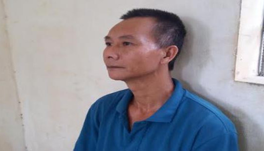 Dùng dao ném trúng đầu bà cụ để trả thù