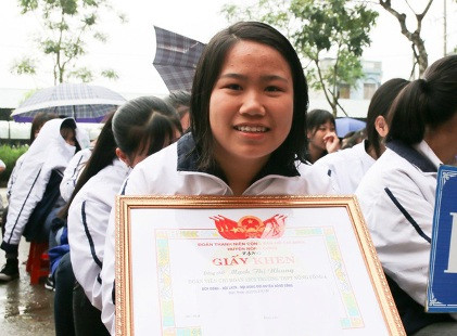 Khen thưởng nữ sinh lớp 12 cứu sống bé trai 3 tuổi rơi xuống giếng sâu