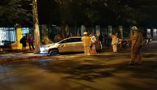 Ô tô lấn làn tông xe máy, 4 người thương vong