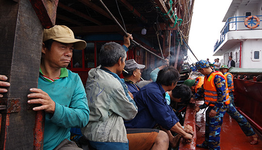 Cứu nạn thành công tàu câu mực trôi dạt trên biển