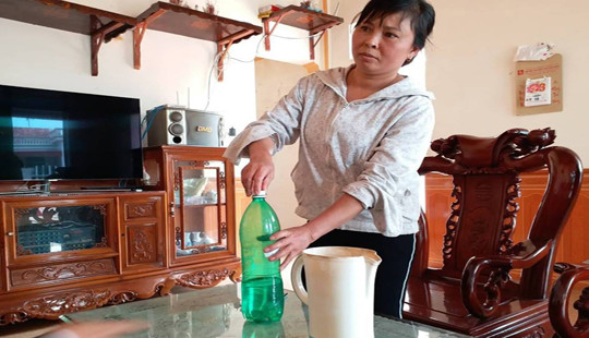 Truy tìm đối tượng đổ thuốc diệt cỏ vào bể nước nhà dân