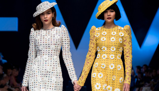 Hồ Ngọc Hà - Thanh Hằng làm bùng nổ sàn runway VIFW vì điều này!