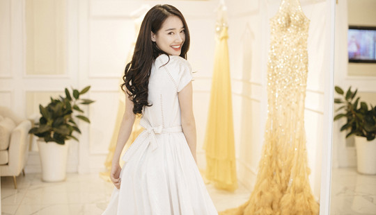 Nhã Phương mặc lùm xùm yêu Nhan Phúc Vinh, cô cùng đội chị em đi thử đồ