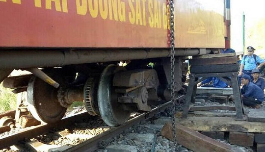 Tàu hỏa trật bánh ở Bình Thuận, hành khách hoảng loạn
