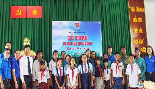 TAND quận 2, TP HCM trao xe đạp và học bổng cho học sinh nghèo