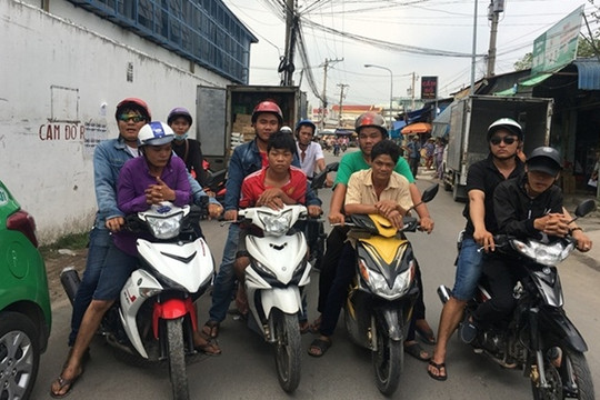 Ba cha con ruột chặn đường đánh người cướp xe