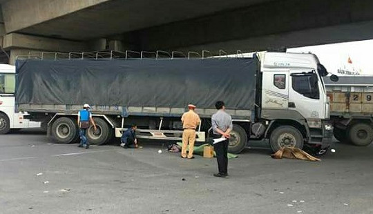 Bị cuốn vào gầm xe tải, người phụ nữ thiệt mạng