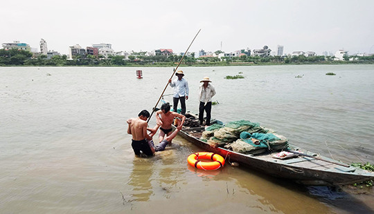 Hai bảo vệ nhảy xuống sông cứu nam thanh niên tự tử