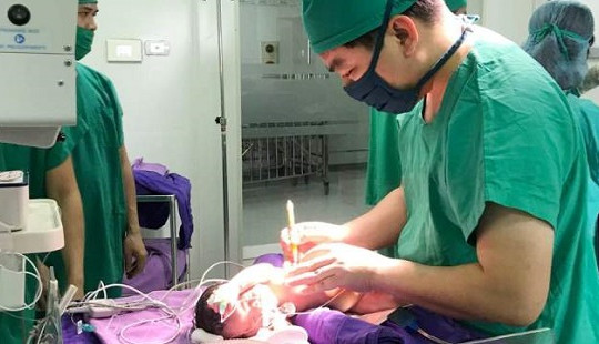 Bé trai chào đời có dạ dày "chui" ngược lên lồng ngực