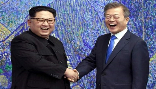 Bật mí cuộc trò chuyện thú vị giữa ông Kim Jong-un và ông Moon Jae-in