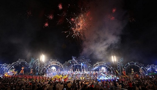 Người dân, du khách nắm tay nhau “quẩy” tưng bừng trong đêm Carnaval Hạ Long 2018