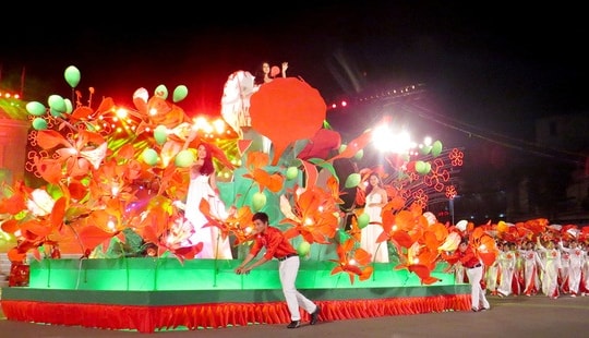 Bắn pháo hoa, diễu hành Carnaval tại Lễ hội Hoa Phượng Đỏ 2018