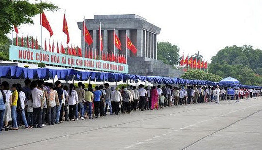 Gần 60.000 lượt người vào Lăng viếng Bác dịp lễ 30/4-1/5