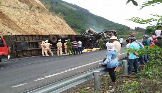 Xe đầu kéo va chạm trên đèo Mang Yang, 2 người chết cháy