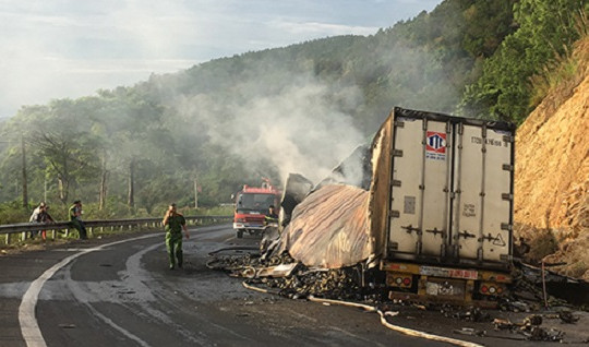 Gia Lai: 2 xe container tông nhau trên đèo, 2 người chết cháy trong cabin