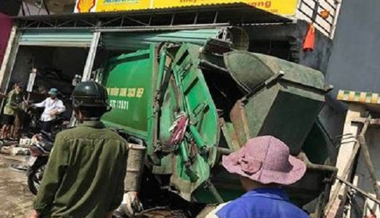 Xe chở rác mất lái tông vào nhà dân, 3 người bị thương