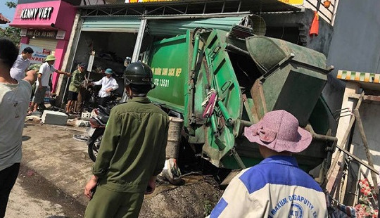 Nghệ An: Xe chở rác lao vào nhà dân khiến 3 người nhập viện