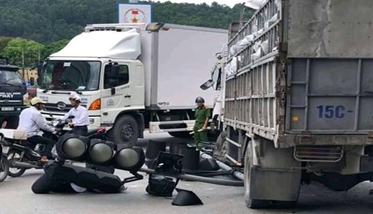 Xe tải tông xe máy và đâm đổ cột đèn giao thông, một người tử vong