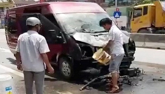 Xe khách Limousine tông xe máy, 2 vợ chồng thiệt mạng