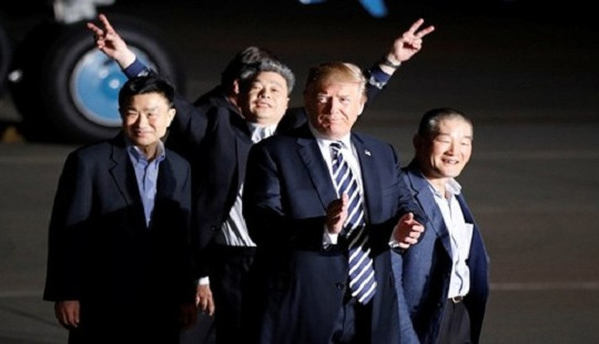 Tổng thống Trump đích thân đón ba tù nhân Mỹ được Triều Tiên phóng thích