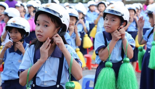Tặng mũ bảo hiểm cho học sinh lớp 1