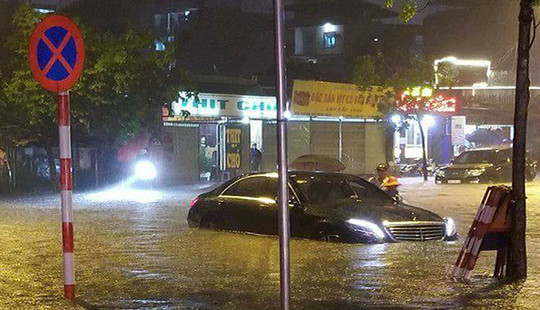 Hà Nội mưa xối xả, đường phố ngập úng khắp nơi