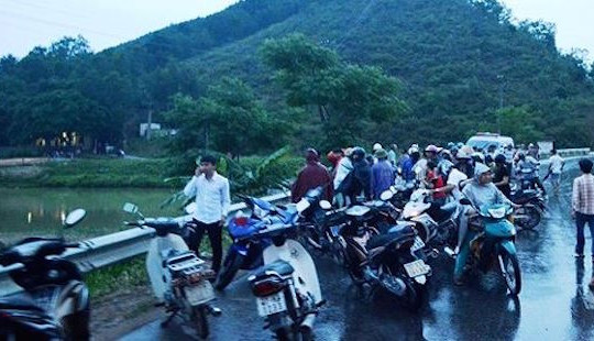 Tắm ao khi trời nắng nóng, 2 anh em họ đuối nước thương tâm