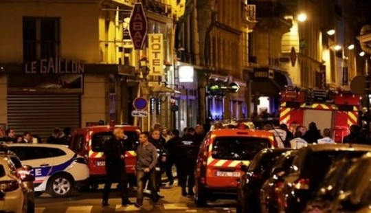Tấn công bằng dao gần Nhà hát Paris, 7 người thương vong