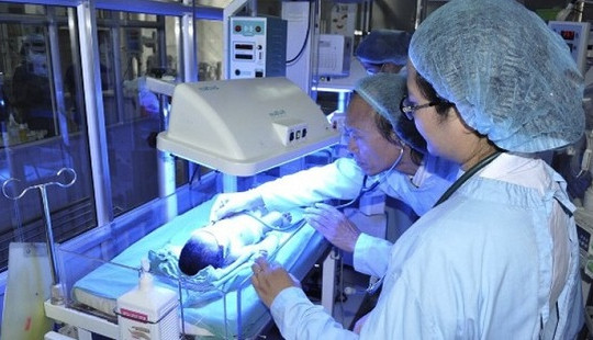 74 ngày hồi sinh kỳ diệu của cặp song sinh nặng 1kg mắc nhiều bệnh lý