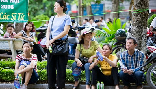 Phụ huynh cũng chạy đua cùng con vào lớp 10