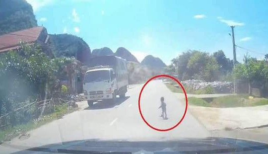 Nghệ An: Bố ngủ quên, con nhỏ bò ra giữa đường