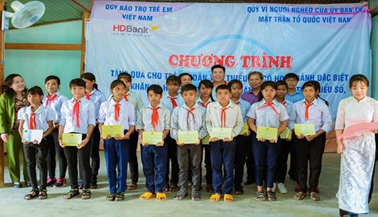 50 suất học bổng tiếp tục trao cho học sinh nghèo đồng bào Rơ Măm