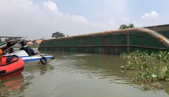 Tìm thấy 2 thi thể vụ chìm sà lan trên sông Đồng Nai