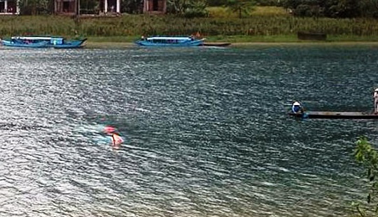 Thuyền du lịch bị lốc xoáy đánh lật trên sông Son, một du khách tử vong