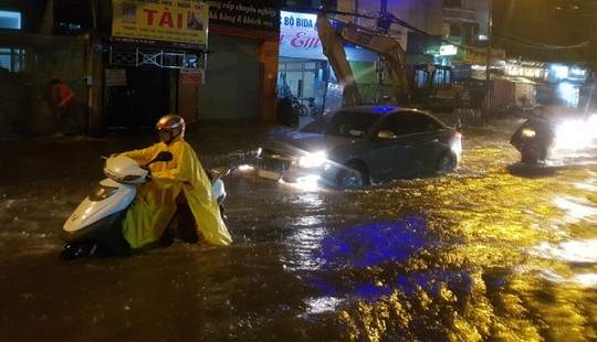 TP. HCM mưa lớn, nhiều tuyến phố chìm trong biển nước