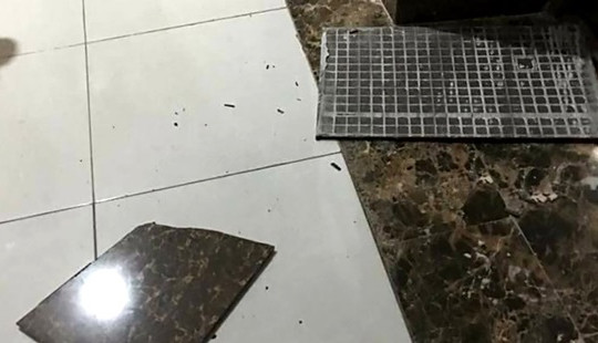Hai bé trai bị gạch ốp tường chung cư rơi vào đầu