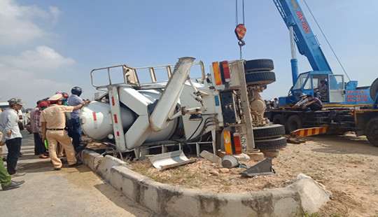 Đánh lái tránh xe máy, xe bồn lật ngang lên dải phân cách