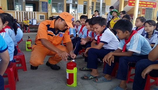 Hàng trăm học sinh hào hứng tham gia tập huấn phòng chống tai nạn và đuối nước