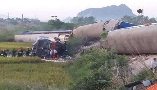 Tông vào xe tải, 6 toa tàu hỏa trật đường ray, ít nhất 2 người chết