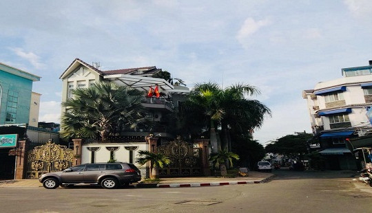 Quận Tân Phú, TP.HCM: Ai “chống lưng” để biệt thự lấn chiếm lề đường tồn tại?