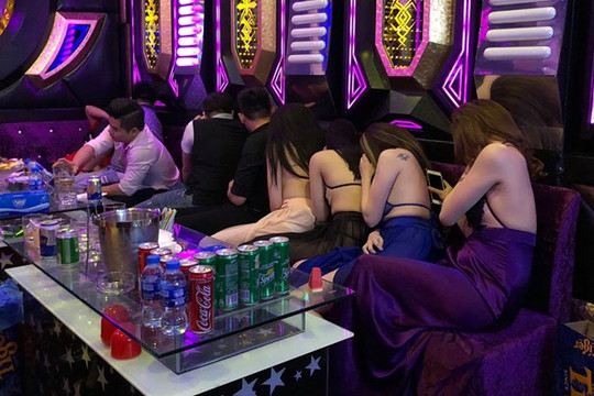 Gần 100 chân dài, ăn mặc hở hang tiếp khách trong nhà hàng, khách sạn