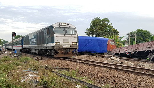 Đường sắt Bắc Nam thông tuyến trở lại sau vụ 2 tàu hoả tông nhau ở Quảng Nam