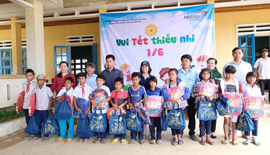 Vui tết thiếu nhi cùng trẻ em vùng cao