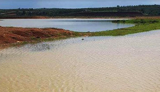 Tắm hồ nước trước nhà, hai anh em ruột đuối nước thương tâm