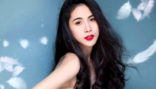Thủy Tiên “xù lông” bảo vệ Công Vinh khi tự truyện bị chỉ trích