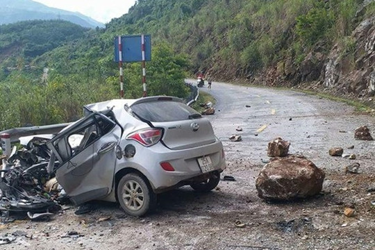 Đá từ trên núi lăn xuống đè nát ô tô, 3 người thương vong