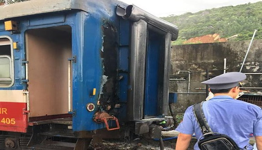 Tàu hỏa đang chạy, toa hành khách bất ngờ bốc cháy