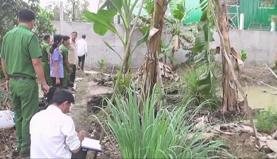 Sửa máy bơm nước, hai cha con bị điện giật tử vong