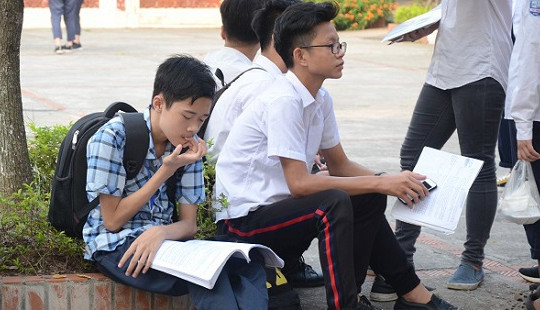 Thí sinh tận dụng chút thời gian còn lại ôn bài trước giờ vào thi